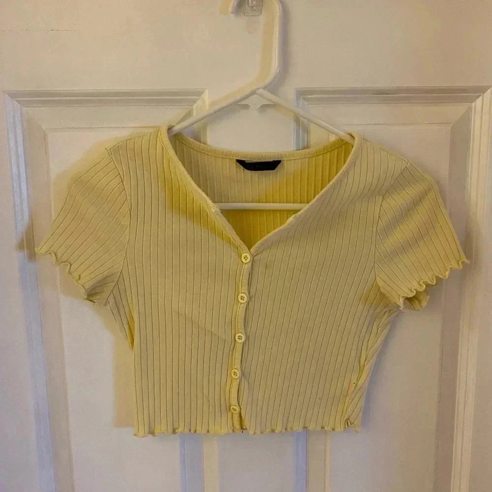 Women’s Size Small Cropped Button Front Ribbed T-Shirt